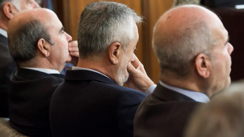 Zarrías, Griñán y Chaves, durante el juicio. EFE/ Raúl Caro