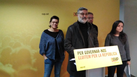 El cap de llista de la CUP el 21D, Carles Riera, en roda de premsa a la seu del partit aquest dimecres, amb els diputats electes Natàlia Sànchez, Vidal Aragonés i Maria Sirvent. / CUP