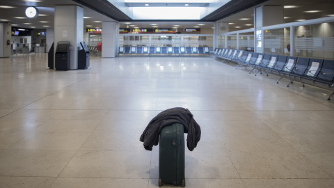 Una maleta en el suelo en la Terminal T1 del Aeropuerto Adolfo Suárez Madrid-Barajas, en Madrid. E.P./Eduardo Parra