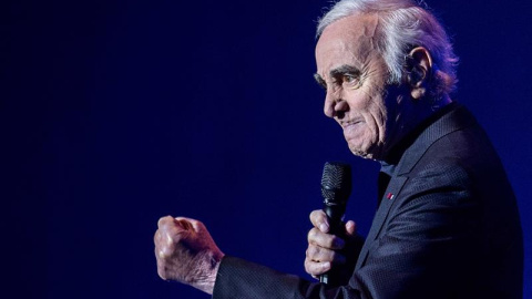 Imagen de archivo muestra al cantante y compositor francés Charles Aznavour durante una actuación en la sala de conciertos de Heineken, en Amsterdam (Holanda) , el 21 de enero de 2016. Según medios locales, Aznavour falleció hoy a los 94 añ