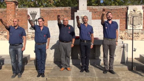 Momento en el la plana mayor de La Falange, entre los que se encuentran: Carlos Batres Hermandad nacional vieja guardia; Fernando Maqueda: Jefe nacional de juventudes Falangistas; y Manuel Andrino Lobo,Jefe nacional de La Falange, se dispon