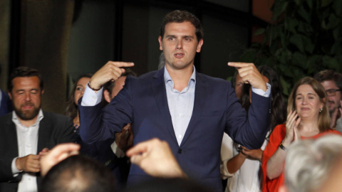 El presidente de Ciudadanos, Albert Rivera, rodeado de parte de la Ejecutiva del partido. Archivo REUTERS