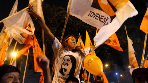 Personas apoyando al candidato Keiko Fujimori en el exterior de la universidad donde tuvo lugar el debate presidencial en Lima, Perú. REUTERS/Guadalupe Pardo