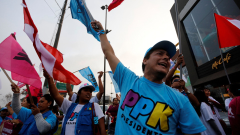 Personas apoyan al candidato Pedro Pablo Kuczynski durante el debate presidencial en Lima, Perú. REUTERS/Guadalupe Pardo