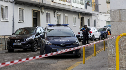 Coches de ls Policía frente al lugar del asesinato machista, a 30 de agosto de 2023.