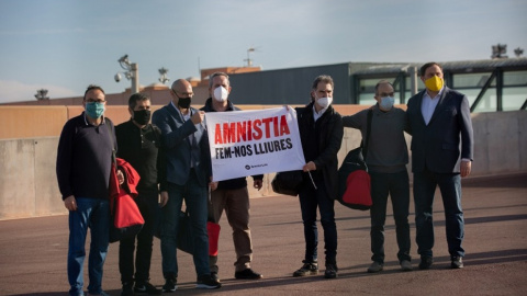 Siete de los nueve líderes independentistas condenados a su salida de la cárcel de Lledoners, Barcelona, por la campaña del 14F.