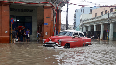 Un carro transita hoy por una calle inundada, en La Habana, Cuba, a 29 de agosto de 2023.