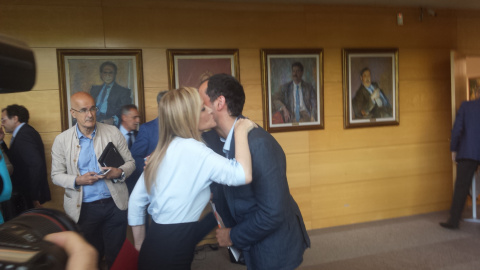 Cristina Cifuentes (PP) e Ignacio Aguado (Ciudadanos) se saludan tras la reunión que han mantenido para negociar la investidura de la conservadora. PÚBLICO