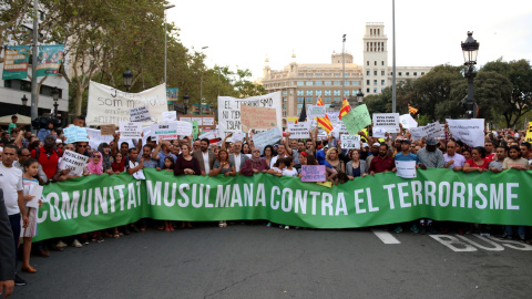 Els musulmans catalans clamen contra el terrorisme, la capçalera de la manifestació de la comunitat musulmana, el 21 d'agost de 2017.