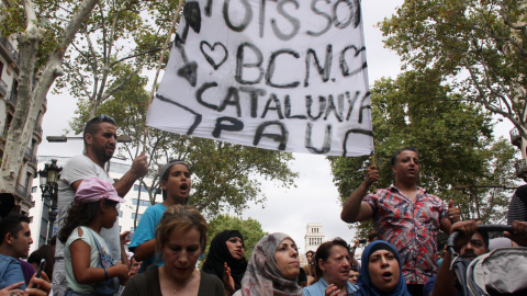 La concentració de persones musulmanes per condemnar el terrorisme a les Rambles després dels atemptats, amb diferents persones sota una pancarta que diu 'Tots som Barcelona'.