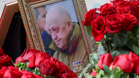 Una fotografía enmarcada del jefe mercenario ruso Yevgeny Prigozhin en su tumba en el cementerio de Porokhovskoye, en San Petersburgo, Rusia, el 30 de agosto de 2023.