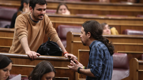 Alberto Garzón y Pablo Iglesias en el pleno en el Congreso. EUROPA PRESS