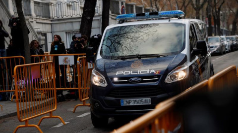 Un furgún de la Policía Nacional a su llegada al Supremo. EFE/ Fernando Alvarado