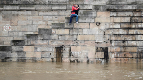 Una pareja se besa mientras el alto nivel del agua del río Sena inunda París, Francia. REUTERS/Charles Platiau