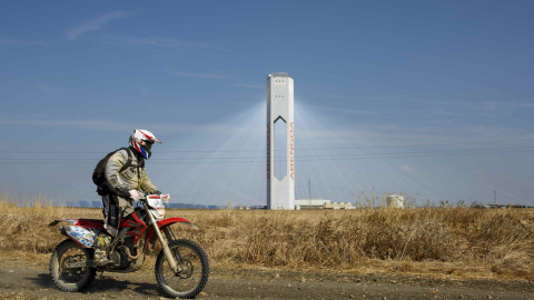 Un motocilcista pasa cerca de la torre de la planta solar 'Solúcar' de Abengoa, en la localidad sevillana de Sanlucar la Mayor. REUTERS/Marcelo del Pozo