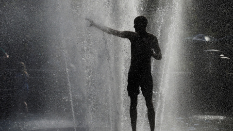 Un hombre se refresca en una fuente en Nueva York. REUTERS/Brendan McDermid