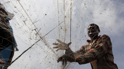 Un pescador prepara su red a orillas del río Mekong en Phnom Penh (Camboya). EFE/Kith Serey