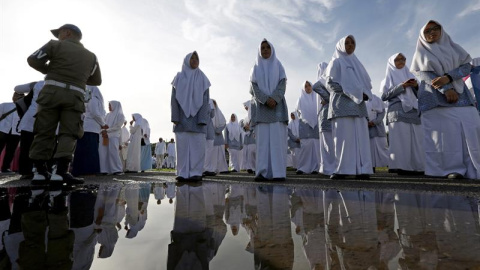 Estudiantes participan en un desfile para dar la bienvenida al mes del Ramadán en Banda Aceh (Indonesia). EFE/Hotli Simanjuntak