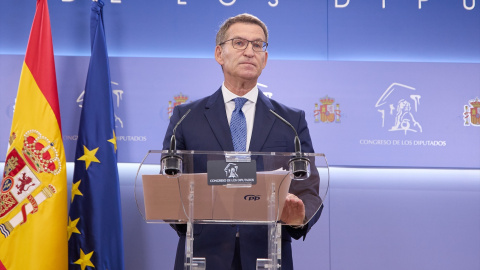 El presidente del PP, Alberto Núñez Feijóo, durante una rueda de prensa tras la reunión con el líder del PSOE, Pedro Sánchez