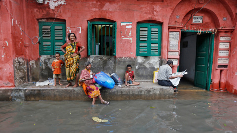 Alguna de las calles inundadas de Calcuta, India. REUTERS/Rupak De Chowdhuri