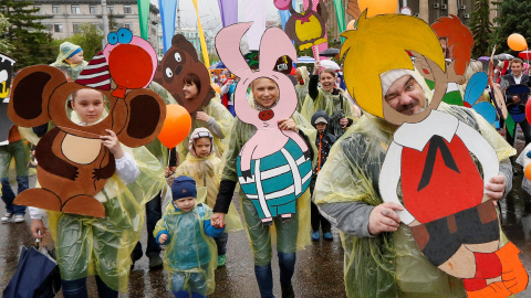 Participantes del carnaval anual que se celebra con motivo del Día Internacional del Niño en Krasnoyarsk, Siberia, Rusia. REUTERS/Ilya Naymushin