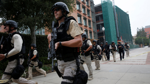 Una unidad de la Policía de Los Angeles se dirige a la Universidad de California en la que ha habido un tiroteo en Los Angeles, Estados Unidos. REUTERS/Patrick T. Fallon