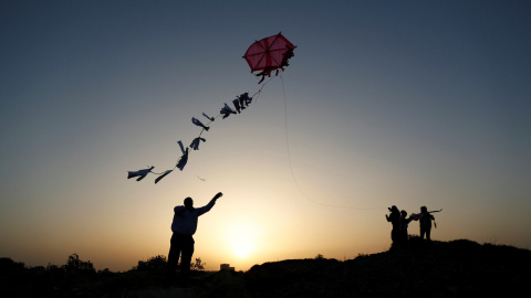 Palestinos vuelan cometas durante un festival organizado por el municipio de El Bireh. REUTERS/Mohamad Torokman