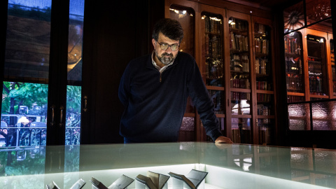 Genís Roca a la biblioteca de l'Ateneu Barcelonès.