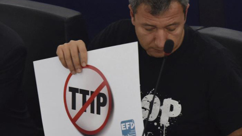 El europarlamentario Dario Tamburrano protesta contra el TTIP. / EFE