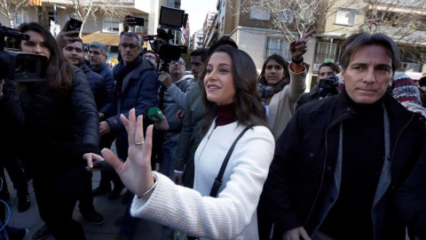 La candidata de Ciudadanos a la Presidencia de la Generalitat, Inés Arrimadas, a su llegada para votar en el colegio electoral Ausiàs March del barrio de Les Corts. - EFE