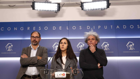 La diputada de Unidos Podemos, Ione Belarra, junto a sus compañeros de formación, Alberto Montero y Marcelo Expósito, ofrece declaraciones a los medios en relación a los incidentes ocurridos en la cárcel de Archidona durante las últimas sem