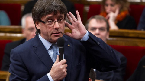 El presidente de la Generalitat, Carles Puigdemont, durante la sesión de control al gobierno catalán que se celebra este miércoles en el Parlament de Cataluña, un día después de la reunión del lider del PSOE, Pedro Sánchez, con el president