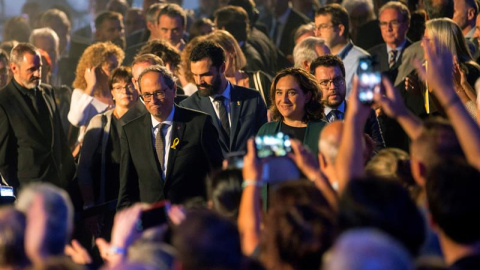 El presidente de la Generalitat Quim Torra (i), junto a la alcaldesa de Barcelona, Ada Colau (d) participa en el acto institucional con motivo de la Diada en el Palau de la Generalitat. /EFE