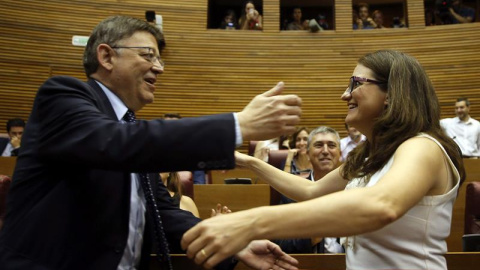 Ximo Puig abraza a Mónica Oltra. EFE/Kai Försterling