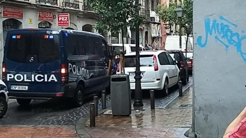 Esta mañana, mientras efectivos de la Policía Nacional y de la Unidad de Intervención Policial desalojaban el inmueble de la calle del Pez 21, lugar donde se ubicaba el centro social Patio Maravillas./ Twitter Patio Maravillas