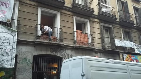 El propietario y titular del edificio ubicado en la calle del Pez, donde se ubicaba el centro social Patio Maravillas, está tapiando puertas y ventanas./ Twitter Patio Maravillas