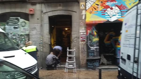 El propietario y titular del edificio ubicado en la calle del Pez, donde se ubicaba el centro social Patio Maravillas, está tapiando puertas y ventanas./ Twitter Patio Maravillas