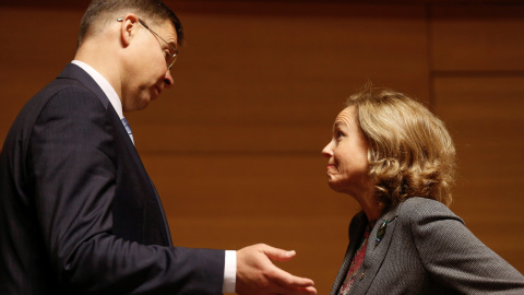 La ministra de Economía, Nadia Calviño, conversa con el vicepresidente de la Comisión Europea para el Euro y el Diálogo Social, Valdis Dombrovskis, al inicio de la reunión del Ecofin en Luxemburgo. EFE/ Julien Warnand