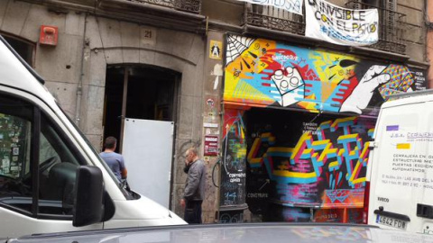 Tapian ventanas y puertas del inmueble donde se ubicaba el centro social Patio Maravillas durante el desalojo producido este jueves sobre las cinco de la madrugada./ Twitter YayoFlautasMadrid