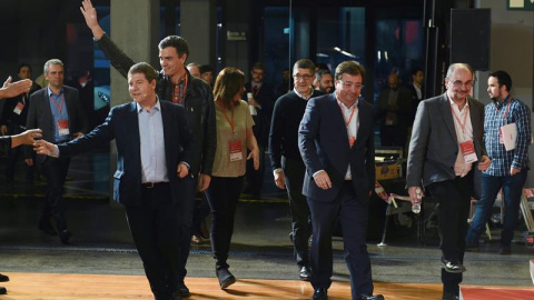 El líder socialista Pedro Sánchez (2i), Patxi López (3d), el presidente de Extremadura, Guillermo Fernández Vara (2d), el de Aragón, Javier Lambán (d), el de Castilla-La Mancha, Emiliano García-Page (i), y la de Baleares, Francina Armengol 