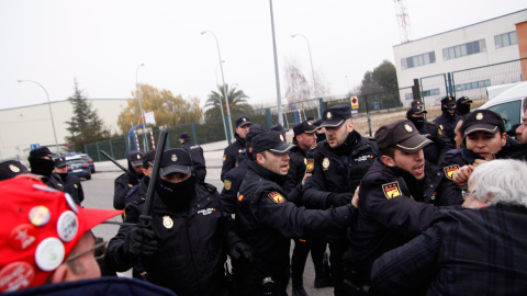 Trabajadores de Coca-Cola en Fuenlabrada protestan contra el desmantelamiento de la fábrica .- JAIRO VARGAS