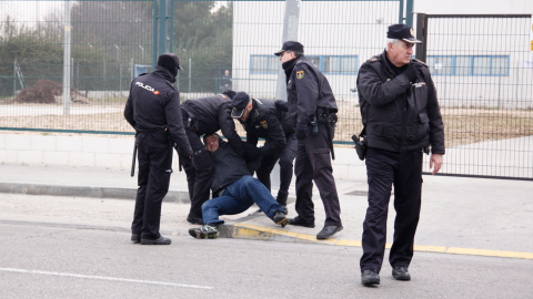 La Policía detiene a un trabajador tras la carga policial en los alrededores de la planta de Coca-Cola en Fuenlabrada. -JAIRO VARGAS