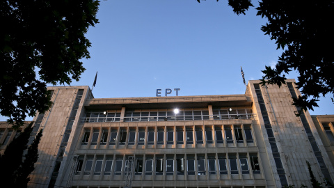 El nuevo logo instalado en el edificio de la televisión pública griega ERT, en la sede oficial.REUTERS/Alkis Konstantinidis