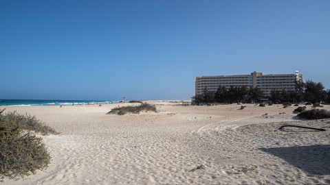 Vista de las Grandes Playas (izq) y el hotel Oliva Beach en Fuerteventura.