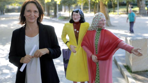 La diputada de Unidos Podems, Carolina Bescansa, antes de valorar ante los medios la propuesta de la ejecutiva de Podemos Galicia, esta tarde en el parque de la Alameda, en Santiago de Compostela. EFE/Lavandeira jr