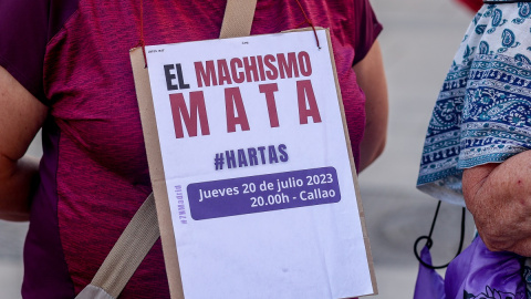 Una mujer porta una pancarta contra la violencia machista en una manifestación feminista en la plaza de Callao, a 20 de julio de 2023, en Madrid.