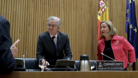 El presidente de la CNMV, Sebastián Albella, junto a la presidenta de la Comisión, Ana Oramas, momentos antes de comparecer en la Comisión de investigación de la crisis financiera y rescate bancario, en el Congreso de los Diputados de Madri