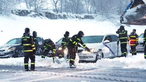 La UME ayudando a circular a vehículos atrapados por la nieve en la AP-6. /EFE