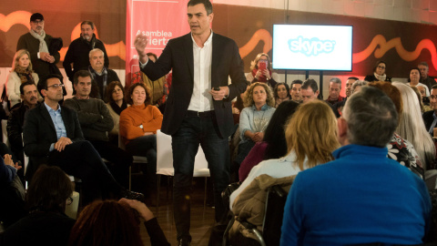 El secretario general del PSOE, Pedro Sánchez, interviene en Granada en la primera de las más de 50 Asambleas Abiertas a la ciudadanía que prevé realizar el partido para presentar sus iniciativas. EFE/ Miguel Angel Molina