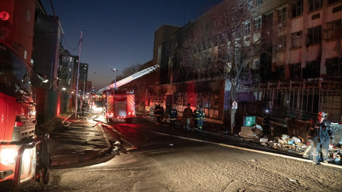 Los bomberos trabajan en el lugar de un incendio mortal en las primeras horas de la mañana, en Johannesburgo, Sudáfrica, el 31 de agosto.